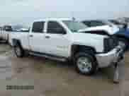2017 Chevrolet Silverado 2500HD Work Truck z VIN 1GC1KUEY3HF224084, wystawiony jako Copart lot #71694455 z przebiegiem 132 441 mil mil oraz Nie do naprawy • Non repairable. Historia ofert i sprzedaży dostępna na DreamBid. Obrazek 4.