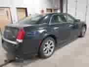 2017 Chrysler 300 C Platinum z VIN 2C3CCASGXHH651135, wystawiony jako IAAI lot #43174943 z przebiegiem 101 651 mil mil oraz . Historia ofert i sprzedaży dostępna na DreamBid. Obrazek 4.