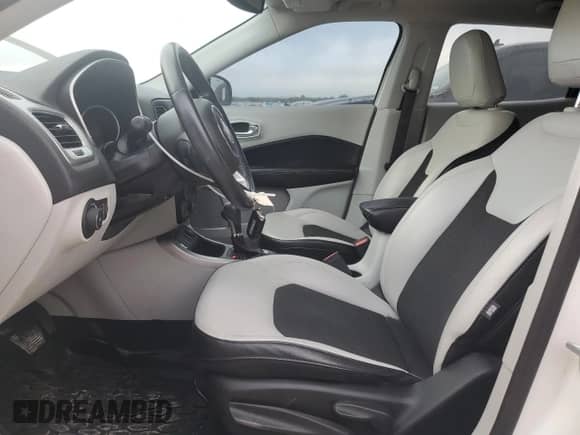 2019 Jeep Compass Altitude z VIN 3C4NJCBBXKT711522, wystawiony jako Copart lot #82715655 z przebiegiem 128 723 mil mil oraz Czysty tytuł • Clean title. Historia ofert i sprzedaży dostępna na DreamBid. Obrazek 7.