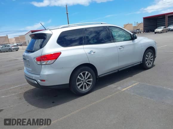 2014 Nissan Pathfinder SL with VIN 5N1AR2MN2EC728562, listed as a IAAI auction lot 42463502 with 140,599 mi miles and . Bid and sale history available at DreamBid. Image 4.