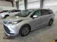 2021 Toyota Sienna LE z VIN 5TDKRKEC5MS063482, wystawiony jako Copart lot #85741055 z przebiegiem 292 086 mil mil oraz Czysty tytuł • Clean title. Historia ofert i sprzedaży dostępna na DreamBid. Obrazek 1.