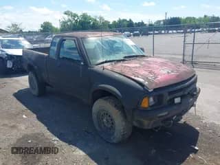 2003 Chevrolet S-10 LS с VIN 1GCDT19X638172926, выставлен на аукционе IAAI как лот 42194678 с пробегом 109 433 миль миль и . История ставок и продаж доступна на DreamBid. Изображение 1.