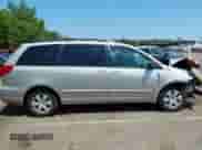 2009 Toyota Sienna LE z VIN 5TDZK23C29S271137, wystawiony jako IAAI lot #42784804 z przebiegiem 325 703 mil mil oraz . Historia ofert i sprzedaży dostępna na DreamBid. Obrazek 14.