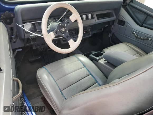 1990 Jeep Wrangler z VIN 2J4FY39T8LJ519849, wystawiony jako Copart lot #50917265 z przebiegiem 153 966 mil mil oraz Czysty tytuł • Clean title. Historia ofert i sprzedaży dostępna na DreamBid. Obrazek 8.