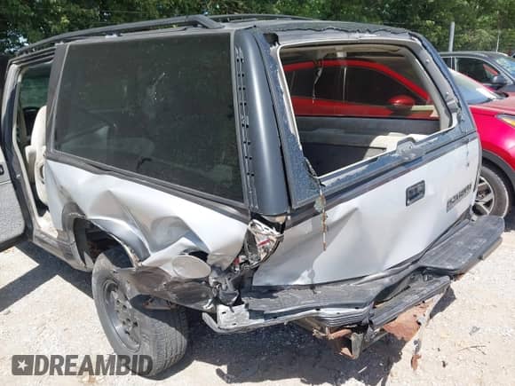 1993 Chevrolet Suburban с VIN 1GNEC16K6PJ375804, выставлен на аукционе IAAI как лот 43097291 с пробегом 224 056 миль миль и . История ставок и продаж доступна на DreamBid. Изображение 6.