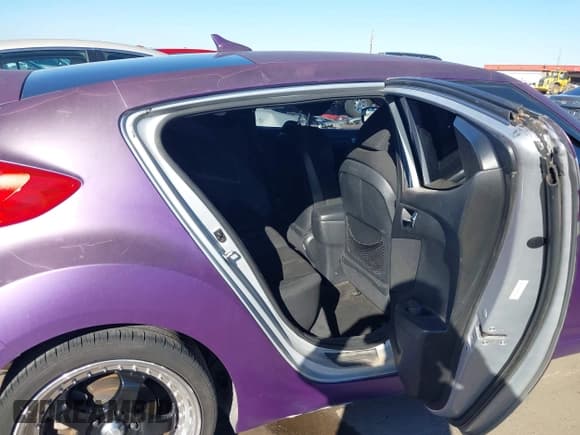 ✅ 2014 Hyundai Veloster • VIN: KMHTC6AD9EU192734 • Lot: 43486592. Wystawiony na IAAI z przebiegiem 142 610 mil. Bezpłatny archiwum sprzedaży aukcyjnych z USA i szczegółowy raport historii pojazdu na DreamBid. Zdjęcie 8.