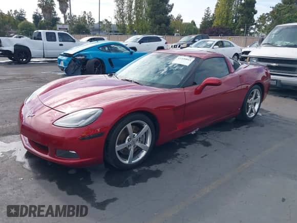 2008 Chevrolet Corvette z VIN 1G1YY26W785113535, wystawiony jako IAAI lot #43320843 z przebiegiem 61 741 mil mil oraz . Historia ofert i sprzedaży dostępna na DreamBid. Obrazek 18.