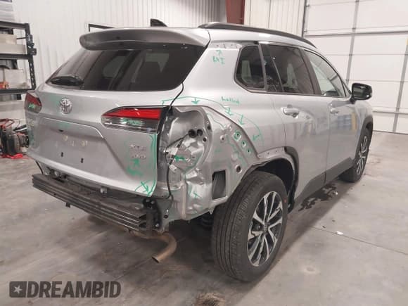 ✅ 2025 Toyota Corolla Cross XLE • VIN: 7MUEAABG8SV135221 • Лот: 43839406. Опубликован ранее на IAAI с пробегом 12 073 миль. Бесплатный доступ к архиву аукционных продаж из США и подробный отчёт об истории автомобиля на DreamBid. Изображение 4.