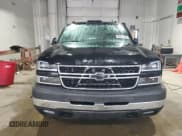 ✅ 2006 Chevrolet Silverado 2500HD LT2 • VIN: 1GCHK23U16F175953 • Lot: 83951755. Wystawiony na Copart z przebiegiem 180 509 mil. Bezpłatny archiwum sprzedaży aukcyjnych z USA i szczegółowy raport historii pojazdu na DreamBid. Zdjęcie 5.