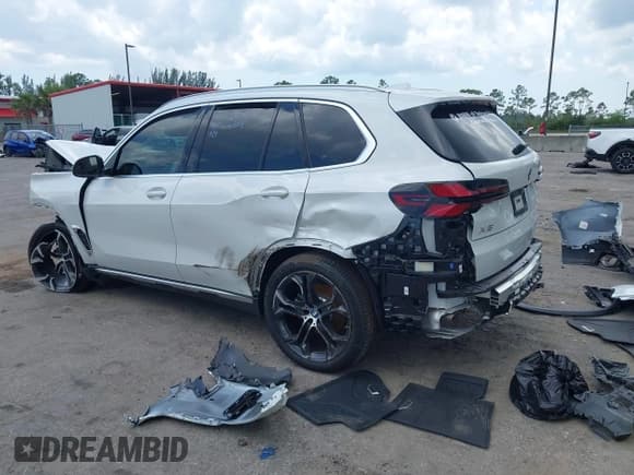 ✅ 2025 BMW X5 sDrive40i • VIN: 5UX13EU07S9X97721 • Лот: 42313929. Опубликован ранее на IAAI с пробегом 3 702 миль. Бесплатный доступ к архиву аукционных продаж из США и подробный отчёт об истории автомобиля на DreamBid. Изображение 3.