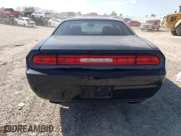 2014 Dodge Challenger SXT z VIN 2C3CDYAG4EH116448, wystawiony jako Copart lot #74385454 z przebiegiem 239 499 mil mil oraz Czysty tytuł • Clean title. Historia ofert i sprzedaży dostępna na DreamBid. Obrazek 6.