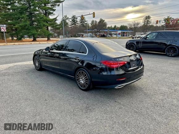 ✅ 2022 Mercedes-Benz C 300 • VIN: W1KAF4GB9NR020192 • Lot: 96375265. Wystawiony na Copart z przebiegiem 61 602 mil. Bezpłatny archiwum sprzedaży aukcyjnych z USA i szczegółowy raport historii pojazdu na DreamBid. Zdjęcie 3.