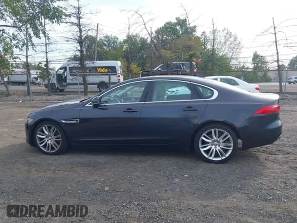 ✅ 2017 Jaguar XF 35t Prestige • VIN: SAJBK4BV9HCY34783 • Lot: 43323858. Wystawiony na IAAI z przebiegiem 65 961 mil. Bezpłatny archiwum sprzedaży aukcyjnych z USA i szczegółowy raport historii pojazdu na DreamBid. Zdjęcie 14.