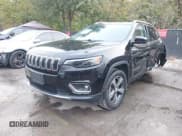 ✅ 2019 Jeep Cherokee Limited • VIN: 1C4PJMDX0KD134917 • Lot: 43427130. Wystawiony na IAAI z przebiegiem 58 376 mil. Bezpłatny archiwum sprzedaży aukcyjnych z USA i szczegółowy raport historii pojazdu na DreamBid. Zdjęcie 2.