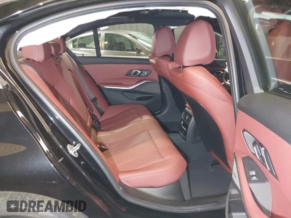 ✅ 2025 BMW 3 Series 330i xDrive • VIN: 3MW89CW08S8F24309 • Lot: 42125993. Wystawiony na IAAI z przebiegiem 457 mil. Bezpłatny archiwum sprzedaży aukcyjnych z USA i szczegółowy raport historii pojazdu na DreamBid. Zdjęcie 8.