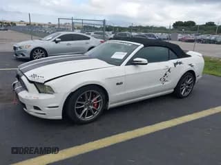 ✅ 2013 Ford Mustang GT • VIN: 1ZVBP8FF8D5215548 • Lot: 43572935. Wystawiony na IAAI z przebiegiem 154 649 mil. Bezpłatny archiwum sprzedaży aukcyjnych z USA i szczegółowy raport historii pojazdu na DreamBid. Zdjęcie 2.