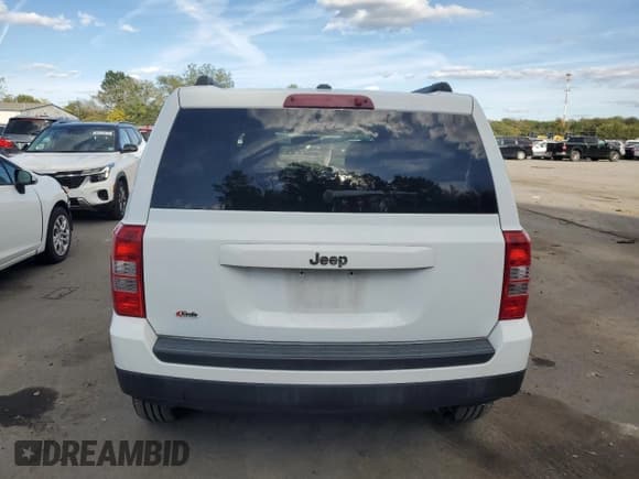 ✅ 2016 Jeep Patriot Sport • VIN: 1C4NJPBA0GD811379 • Lot: 84898285. Wystawiony na Copart z przebiegiem 68 240 mil. Bezpłatny archiwum sprzedaży aukcyjnych z USA i szczegółowy raport historii pojazdu na DreamBid. Zdjęcie 6.