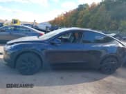 ✅ 2024 Tesla Model Y • VIN: 7SAYGDED8RF122821 • Lot: 43523220. Wystawiony na IAAI z przebiegiem 19 056 mil. Bezpłatny archiwum sprzedaży aukcyjnych z USA i szczegółowy raport historii pojazdu na DreamBid. Zdjęcie 14.