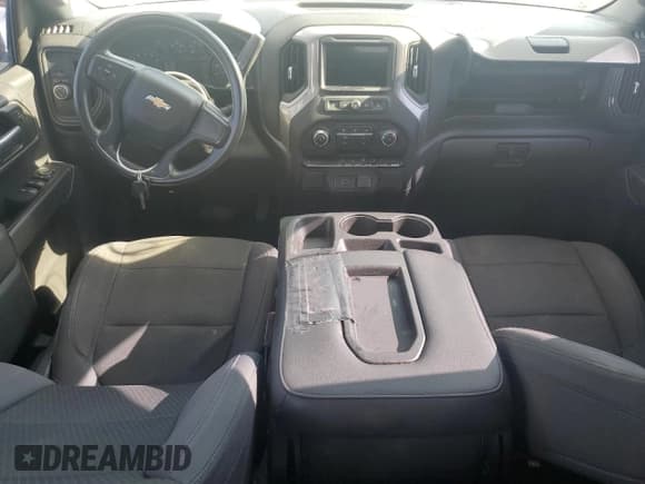 ✅ 2019 Chevrolet Silverado 1500 Custom • VIN: 1GCRWBEH8KZ331505 • Lot: 65938444. Wystawiony na Copart z przebiegiem 82 782 mil. Bezpłatny archiwum sprzedaży aukcyjnych z USA i szczegółowy raport historii pojazdu na DreamBid. Zdjęcie 8.