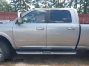 ✅ 2022 Ram 2500 Laramie • VIN: 3C6UR5FL2NG217596 • Lot: 42563044. Wystawiony na IAAI z przebiegiem 32 576 mil. Bezpłatny archiwum sprzedaży aukcyjnych z USA i szczegółowy raport historii pojazdu na DreamBid. Zdjęcie 15.