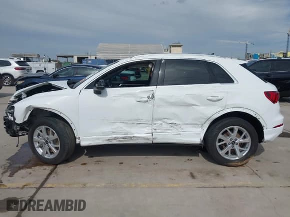 ✅ 2024 Audi Q3 Premium • VIN: WA1AUCF37R1091376 • Lot: 43339991. Wystawiony na IAAI z przebiegiem 20 762 mil. Bezpłatny archiwum sprzedaży aukcyjnych z USA i szczegółowy raport historii pojazdu na DreamBid. Zdjęcie 15.
