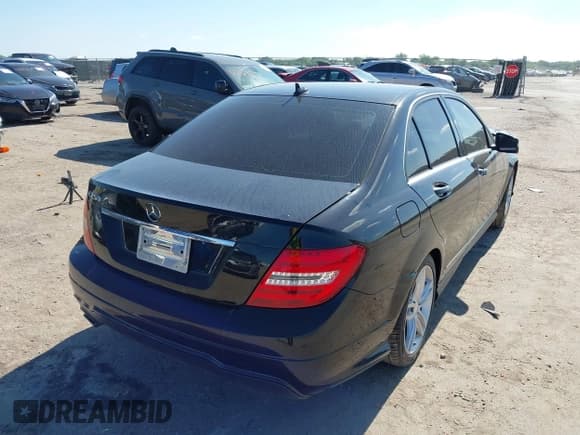 ✅ 2014 Mercedes-Benz C 250 Sport • VIN: WDDGF4HB3EG205312 • Lot: 42187909. Wystawiony na IAAI z przebiegiem 136 079 mil. Bezpłatny archiwum sprzedaży aukcyjnych z USA i szczegółowy raport historii pojazdu na DreamBid. Zdjęcie 4.