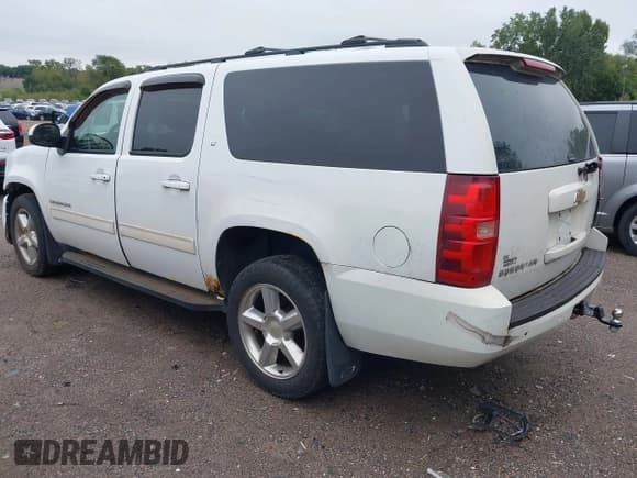 ✅ 2010 Chevrolet Suburban LT • VIN: 1GNUKJE32AR113764 • Lot: 43277102. Listed on IAAI with 297,432 mi. Free auction sales archive from the USA and detailed vehicle history report at DreamBid. Image 3.