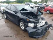 ✅ 2025 Toyota Camry LE • VIN: 4T1DBADK5SU503558 • Лот: 42534880. Опубликован ранее на IAAI с пробегом 23 527 миль. Бесплатный доступ к архиву аукционных продаж из США и подробный отчёт об истории автомобиля на DreamBid. Изображение 1.