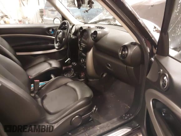 ✅ 2015 MINI Paceman • VIN: WMWSS1C57FWN94914 • Lot: 41553167. Wystawiony na IAAI z przebiegiem 70 134 mil. Bezpłatny archiwum sprzedaży aukcyjnych z USA i szczegółowy raport historii pojazdu na DreamBid. Zdjęcie 5.