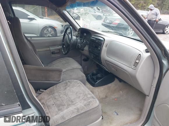 ✅ 1995 Ford Explorer XL • VIN: 1FMDU32X1SZB33555 • Лот: 43567351. Опубликован ранее на IAAI с пробегом 210 820 миль. Бесплатный доступ к архиву аукционных продаж из США и подробный отчёт об истории автомобиля на DreamBid. Изображение 5.