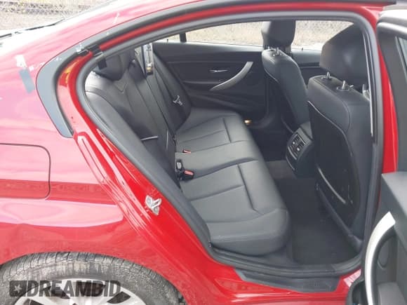 ✅ 2016 BMW 3 Series 320i xDrive • VIN: WBA8A3C51GK689177 • Lot: 43713827. Wystawiony na IAAI z przebiegiem 72 114 mil. Bezpłatny archiwum sprzedaży aukcyjnych z USA i szczegółowy raport historii pojazdu na DreamBid. Zdjęcie 8.