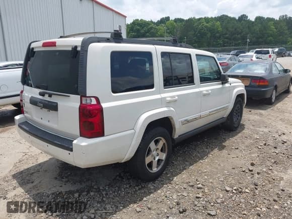 ✅ 2010 Jeep Commander Sport • VIN: 1J4RG4GK7AC127808 • Lot: 42479312. Listed on IAAI with 161,385 mi. Free auction sales archive from the USA and detailed vehicle history report at DreamBid. Image 4.