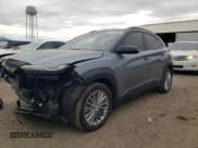 ✅ 2020 Hyundai Kona SEL • VIN: KM8K22AA9LU454990 • Лот: 76321233. Опубликован ранее на Copart с пробегом 44 474 миль. Бесплатный доступ к архиву аукционных продаж из США и подробный отчёт об истории автомобиля на DreamBid. Изображение 1.