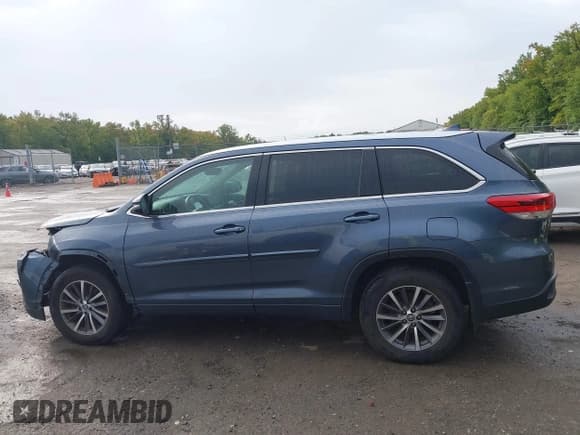 ✅ 2018 Toyota Highlander SE • VIN: 5TDJZRFH3JS855205 • Lot: 43188631. Listed on IAAI with 101,748 mi. Free auction sales archive from the USA and detailed vehicle history report at DreamBid. Image 14.