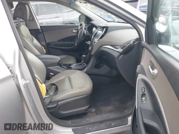 ✅ 2017 Hyundai Santa Fe SE • VIN: KM8SM4HF1HU243832 • Lot: 43654843. Wystawiony na IAAI z przebiegiem 86 588 mil. Bezpłatny archiwum sprzedaży aukcyjnych z USA i szczegółowy raport historii pojazdu na DreamBid. Zdjęcie 5.