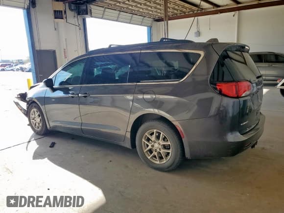 ✅ 2020 Chrysler Voyager LXi • VIN: 2C4RC1DG1LR172723 • Lot: 82142135. Wystawiony na Copart z przebiegiem 108 857 mil. Bezpłatny archiwum sprzedaży aukcyjnych z USA i szczegółowy raport historii pojazdu na DreamBid. Zdjęcie 2.