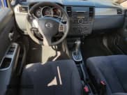 ✅ 2009 Nissan Versa S • VIN: 3N1BC13E89L490686 • Lot: 82074245. Wystawiony na Copart z przebiegiem 144 859 mil. Bezpłatny archiwum sprzedaży aukcyjnych z USA i szczegółowy raport historii pojazdu na DreamBid. Zdjęcie 8.