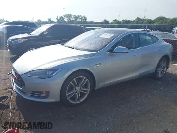 ✅ 2013 Tesla Model S • VIN: 5YJSA1CN4DFP17253 • Lot: 42952661. Wystawiony na IAAI z przebiegiem Nie podano. Bezpłatny archiwum sprzedaży aukcyjnych z USA i szczegółowy raport historii pojazdu na DreamBid. Zdjęcie 18.