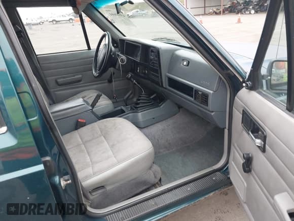 ✅ 1995 Jeep Cherokee SE • VIN: 1J4FJ28S9SL657965 • Lot: 43840644. Listed on IAAI with 270,929 mi. Free auction sales archive from the USA and detailed vehicle history report at DreamBid. Image 5.