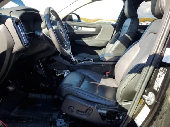 ✅ 2019 Volvo XC40 Inscription • VIN: YV4162UL6K2107173 • Lot: 90686125. Listed on Copart with Not provided. Free auction sales archive from the USA and detailed vehicle history report at DreamBid. Image 7.