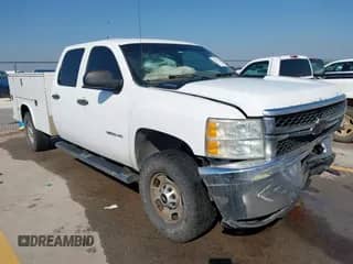 2011 Chevrolet Silverado 2500HD z VIN 1GB1KVCG6BF126811, wystawiony jako IAAI lot #43367531 z przebiegiem 303 285 mil mil oraz . Historia ofert i sprzedaży dostępna na DreamBid. Obrazek 1.
