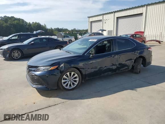 2019 Toyota Camry LE z VIN 4T1B11HK8KU822036, wystawiony jako Copart lot #71805945 z przebiegiem 106 584 mil mil oraz Szkoda całkowita • Salvage title. Historia ofert i sprzedaży dostępna na DreamBid. Obrazek 1.