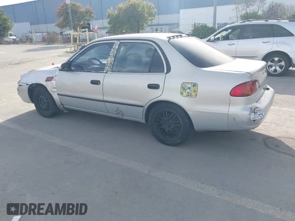 ✅ 1999 Toyota Corolla LE • VIN: 1NXBR12E7XZ221588 • Lot: 43836707. Wystawiony na IAAI z przebiegiem 295 529 mil. Bezpłatny archiwum sprzedaży aukcyjnych z USA i szczegółowy raport historii pojazdu na DreamBid. Zdjęcie 3.