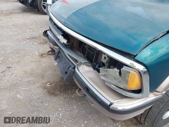 ✅ 1997 Chevrolet Blazer LS • VIN: 1GNDT13W8V2229785 • Lot: 42222096. Wystawiony na IAAI z przebiegiem 244 955 mil. Bezpłatny archiwum sprzedaży aukcyjnych z USA i szczegółowy raport historii pojazdu na DreamBid. Zdjęcie 6.