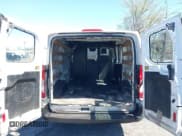 ✅ 2018 Ford Transit • VIN: 1FTYR1ZM2JKB16830 • Lot: 42070606. Wystawiony na IAAI z przebiegiem 85 495 mil. Bezpłatny archiwum sprzedaży aukcyjnych z USA i szczegółowy raport historii pojazdu na DreamBid. Zdjęcie 17.