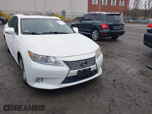✅ 2014 Lexus ES 330 • VIN: JTHBK1GGXE2106784 • Lot: 43638082. Listed on IAAI with 113,270 mi. Free auction sales archive from the USA and detailed vehicle history report at DreamBid. Image 1.