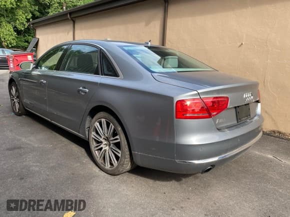 ✅ 2011 Audi A8 • VIN: WAURVAFD7BN018734 • Lot: 85905595. Wystawiony na Copart z przebiegiem 79 694 mil. Bezpłatny archiwum sprzedaży aukcyjnych z USA i szczegółowy raport historii pojazdu na DreamBid. Zdjęcie 3.