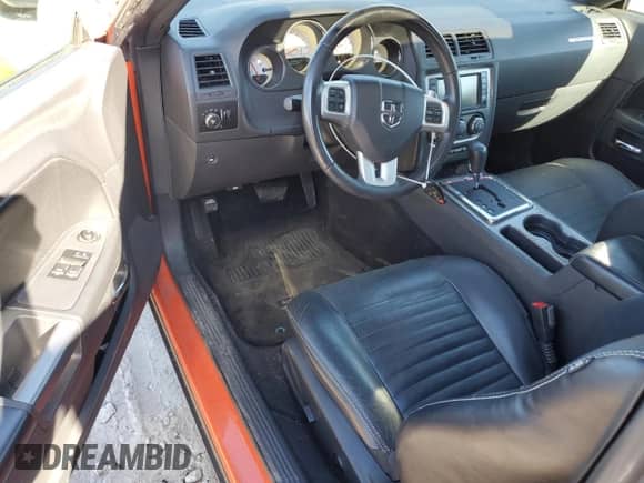 2013 Dodge Challenger R/T Plus z VIN 2C3CDYBT9DH733502, wystawiony jako Copart lot #77064814 z przebiegiem 95 356 mil mil oraz Czysty tytuł • Clean title. Historia ofert i sprzedaży dostępna na DreamBid. Obrazek 8.