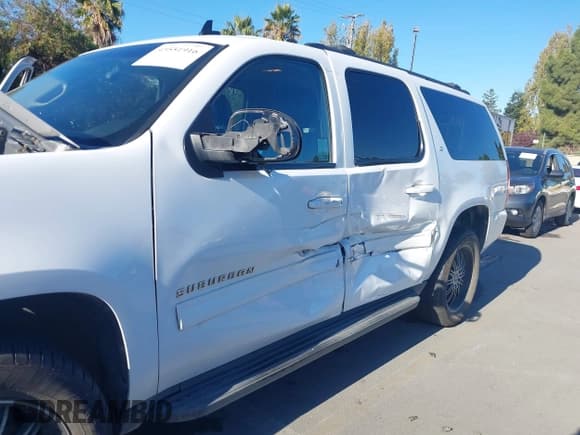 ✅ 2011 Chevrolet Suburban LT • VIN: 1GNSKJE30BR208994 • Lot: 43551916. Wystawiony na IAAI z przebiegiem 239 030 mil. Bezpłatny archiwum sprzedaży aukcyjnych z USA i szczegółowy raport historii pojazdu na DreamBid. Zdjęcie 6.