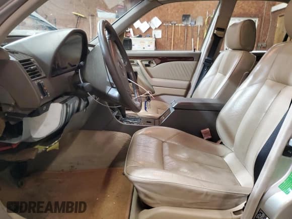 ✅ 1995 Mercedes-Benz C 2.8L • VIN: WDBHA28E8SF115598 • Лот: 50145195. Опубликован ранее на Copart с пробегом 129 134 миль. Бесплатный доступ к архиву аукционных продаж из США и подробный отчёт об истории автомобиля на DreamBid. Изображение 7.